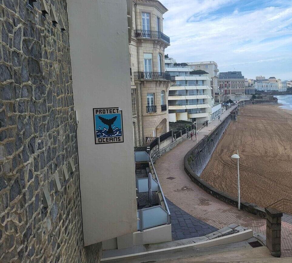 BAB_08, Space Invader on Descente de l'Océan — Street art by Invader in Biarritz