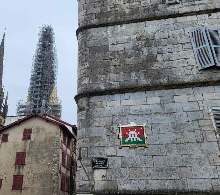 BAB_16, Space Invader de la rue des Prébendés — Street art de Invader à Bayonne