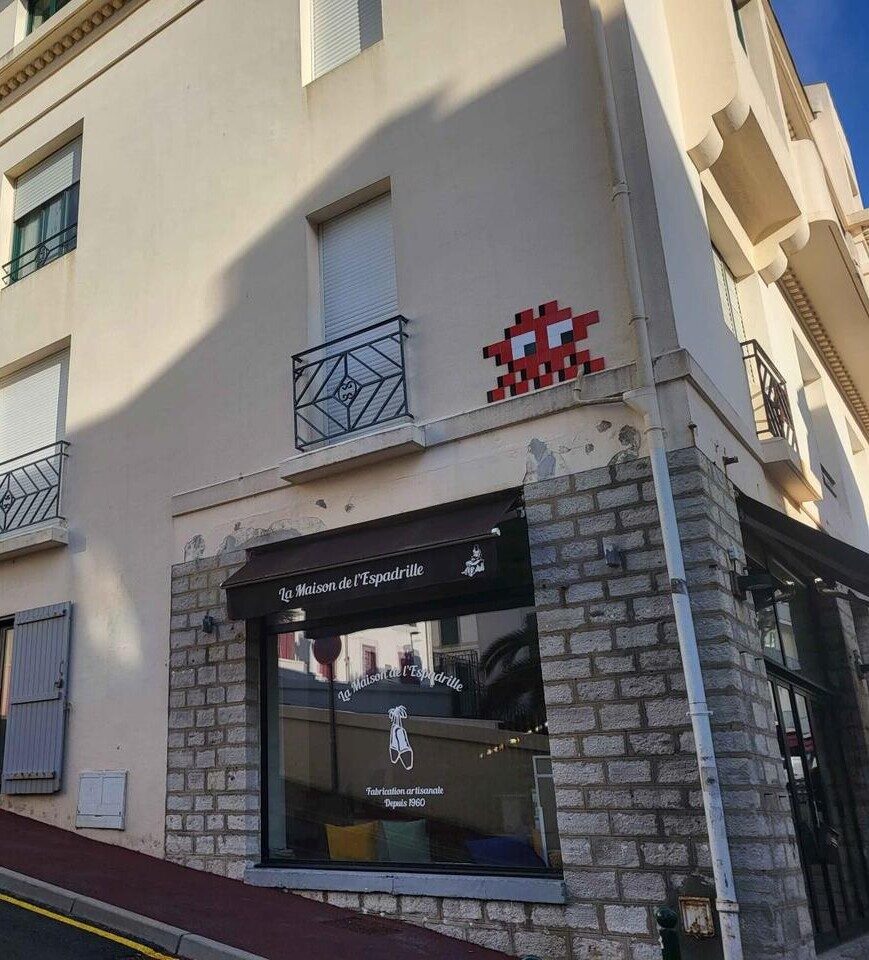 BAB_39, Space Invader on 4 Rue du Port Vieux — Street art by Invader in Biarritz
