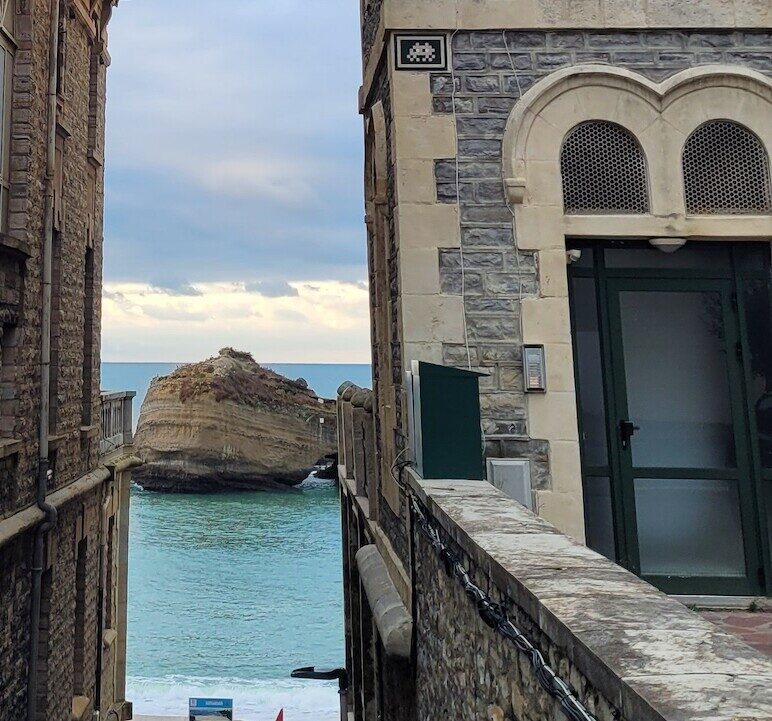 BAB_42, Space Invader de la rue Louison Bobet — Street art de Invader à Biarritz