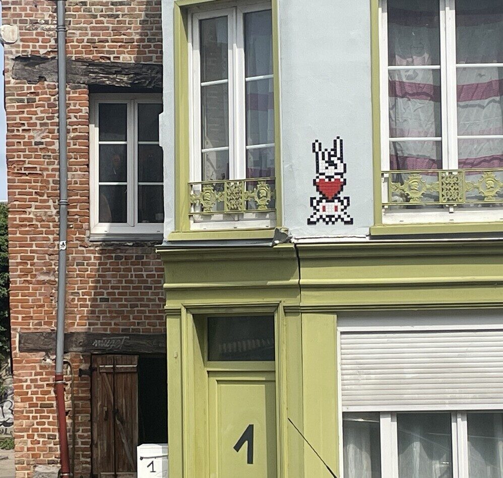 AMI_04, Space Invader de la rue d'Engoulvent — Street art de Invader à Amiens