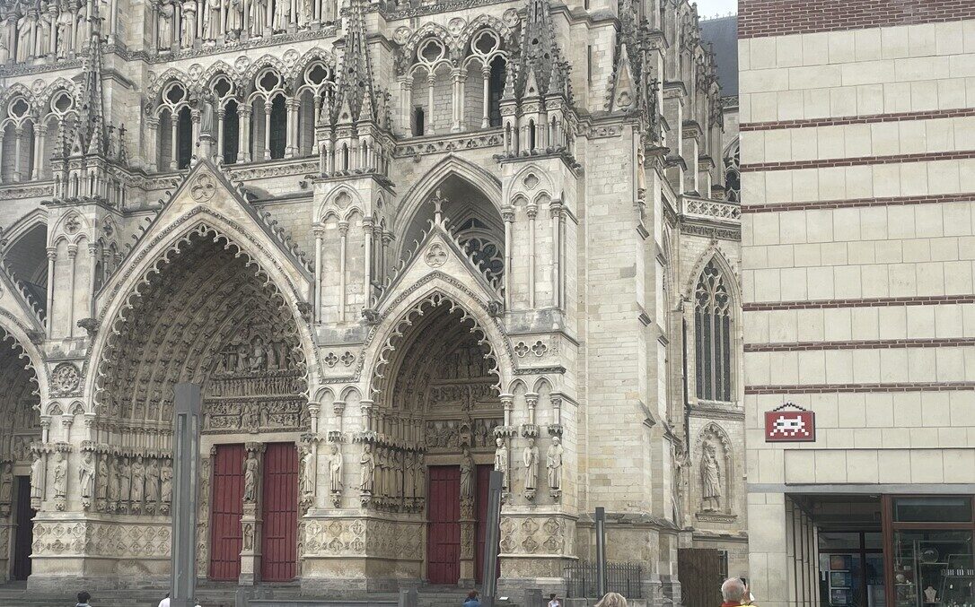 AMI_11, Space Invader de la place Notre-Dame — Street art de Invader à Amiens