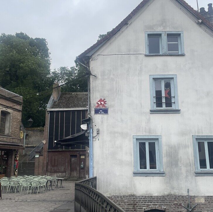 AMI_13, Space Invader de la rue des Bondes — Street art de Invader à Amiens
