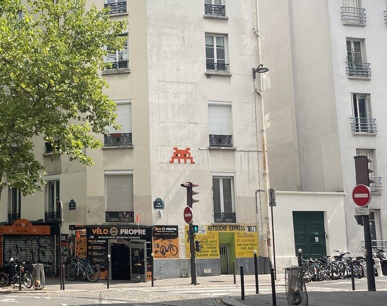 PA_1548, Space Invader on 20 Rue Fauvet — Street art by Invader in Paris