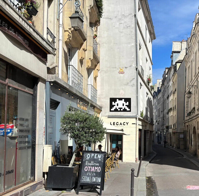 PA_1551, Space Invader on 30 Rue de Bièvre — Street art by Invader in Paris