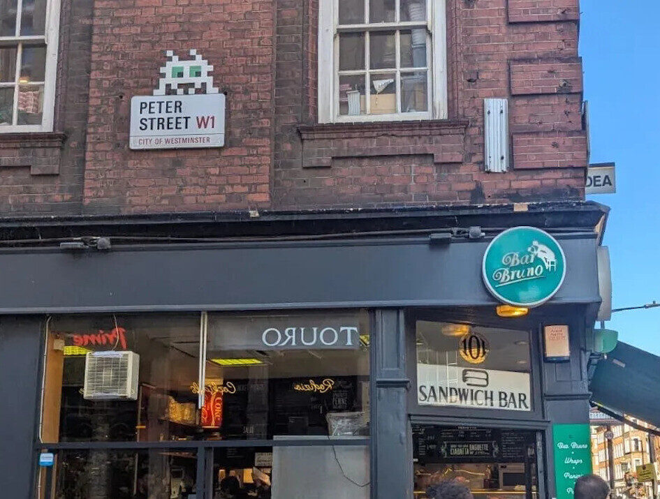 LDN_166, Space Invader de Wardour Street — Street art de Invader à London
