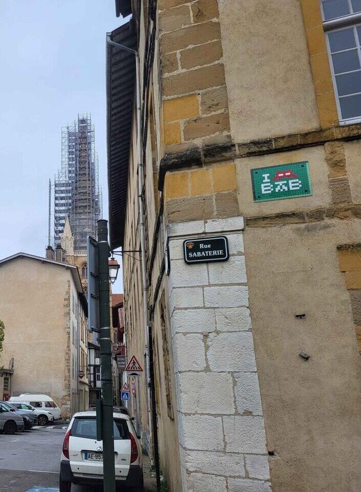 BAB_15, Space Invader de la place Émile Boeswillwald — Street art de Invader à Bayonne
