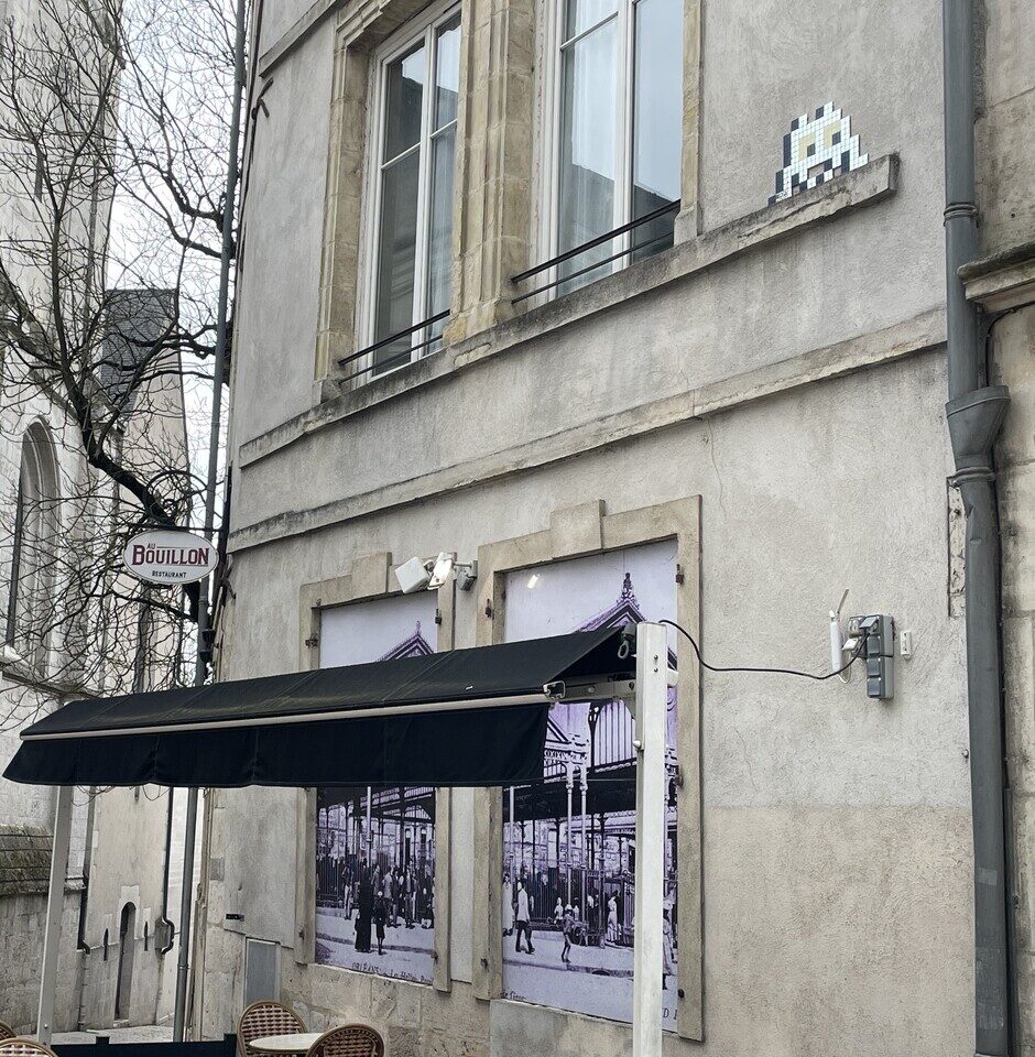 ORLN_06, Space Invader on 94 Rue de la Charpenterie — Street art by Invader in Orléans