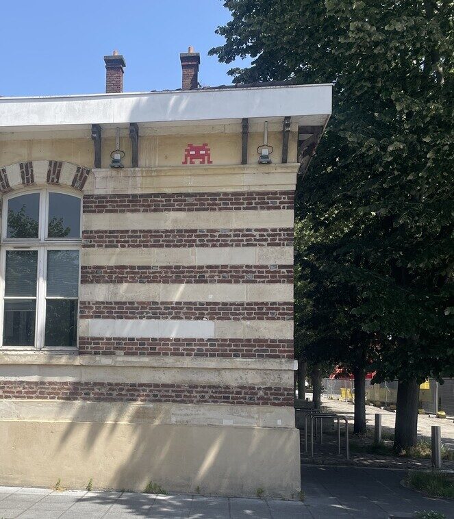 PA_1583, Space Invader on Allée du Belvédère — Street art by Invader in Paris