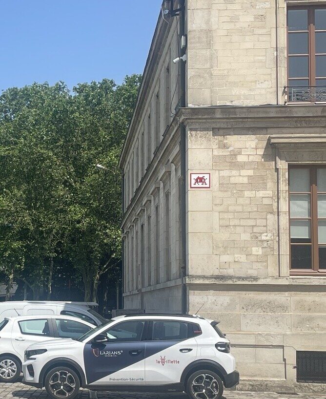 PA_1587, Space Invader de la place de la Fontaine aux Lions — Street art de Invader à Paris