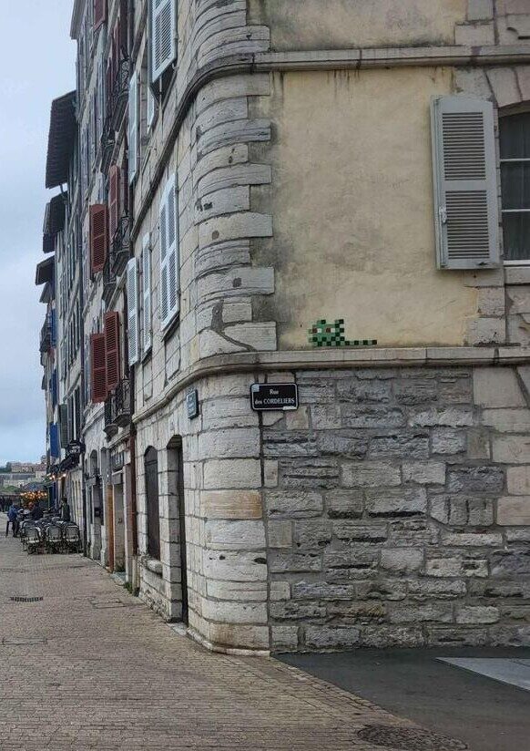 BAB_21, Space Invader on Rue des Cordeliers — Street art by Invader in Bayonne