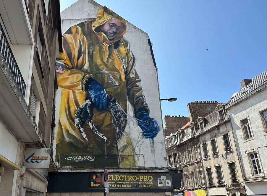 J'agis, Fisherman in a Yellow Oilskin — Street art by Jarus in Boulogne-sur-Mer
