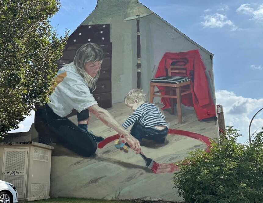 Le trait rouge, femme et enfant — Street art de Helen Bur à Boulogne-sur-Mer