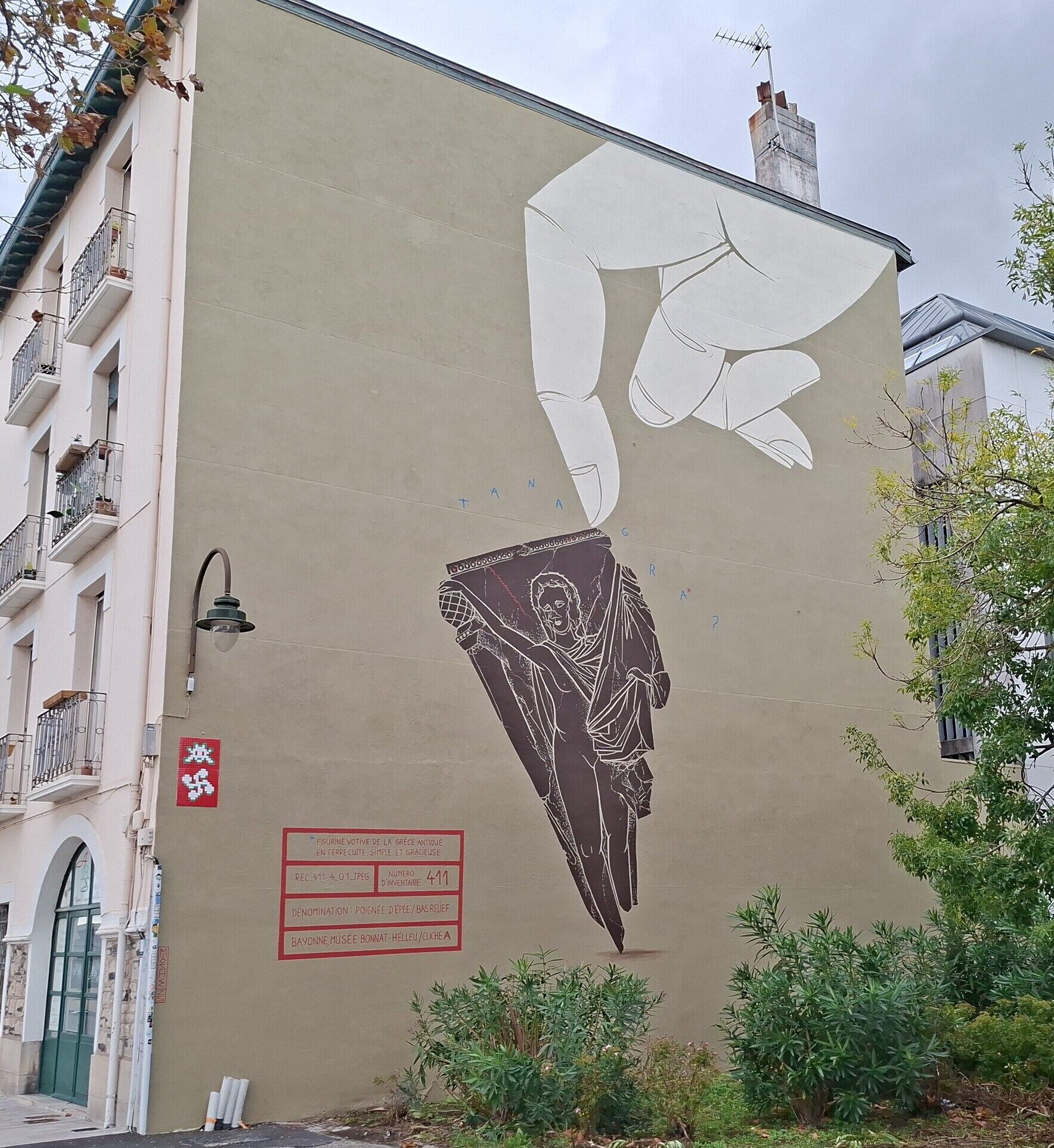 A simple and graceful terracotta votive figurine from ancient Greece — Street art by Mioshe in Bayonne