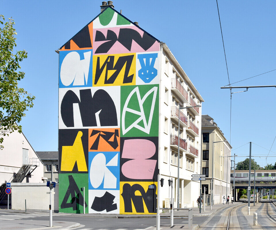 Typographic grid on Rue de la Gare — Street art by Erosie in Caen