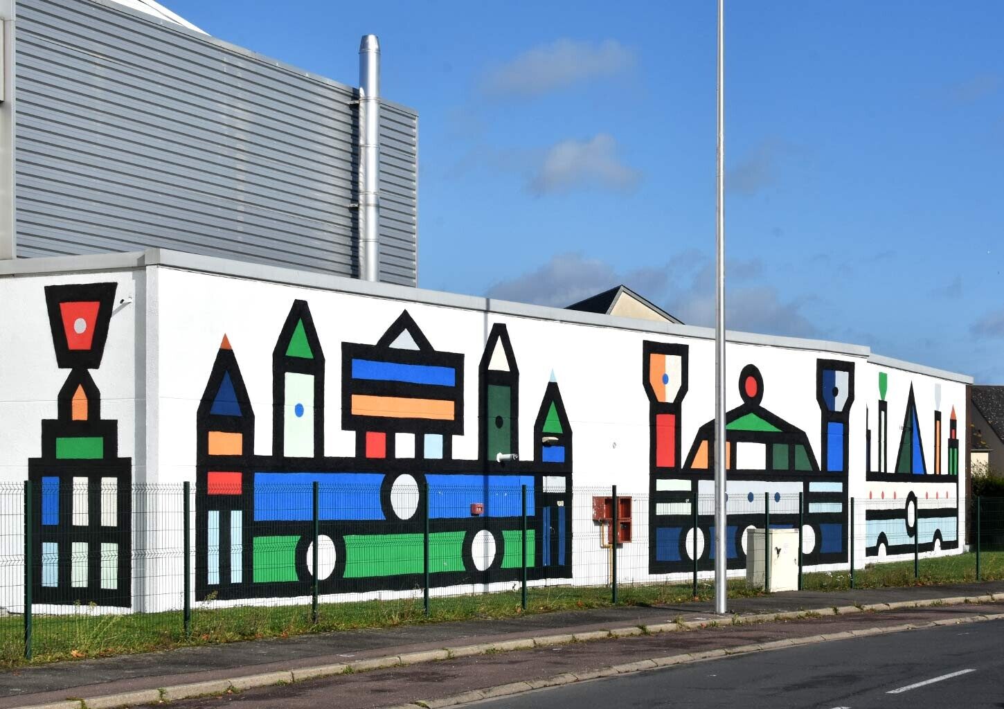 Graphic town at the Pierre Lafond gym — Street art by Obisk in Mondeville