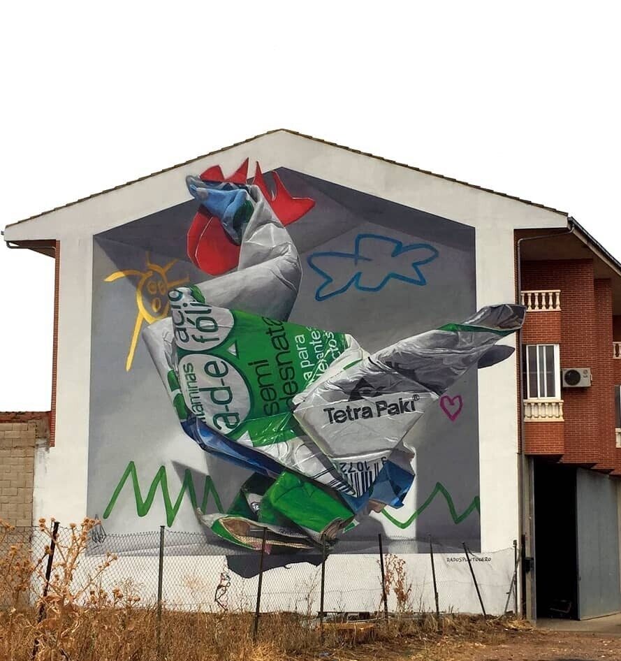 Paki the Free-Range Hen — Street art by Dadospuntocero in La Bañeza