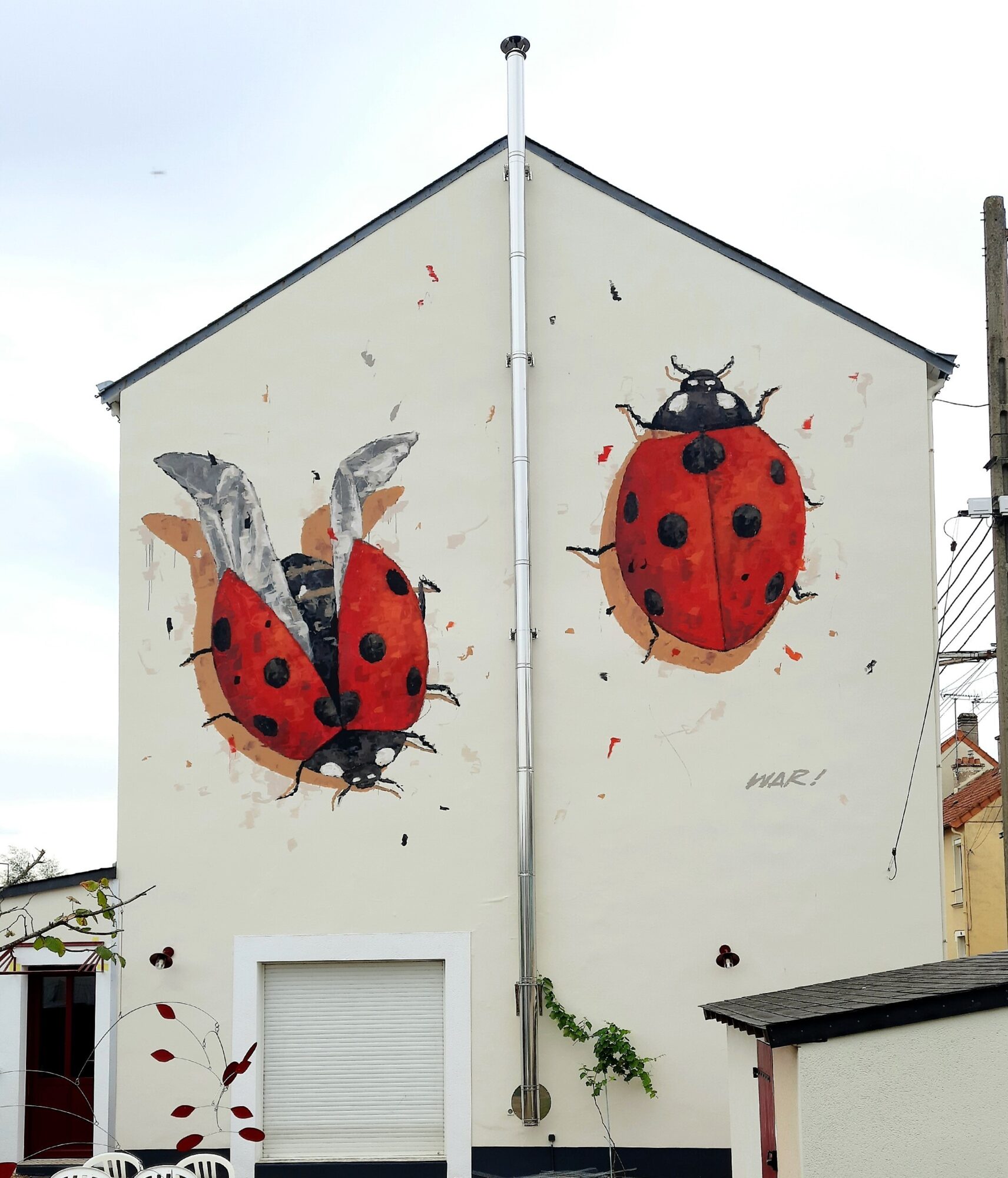 Coccinelles monumentales de War au Mans — Street art de War à Le Mans