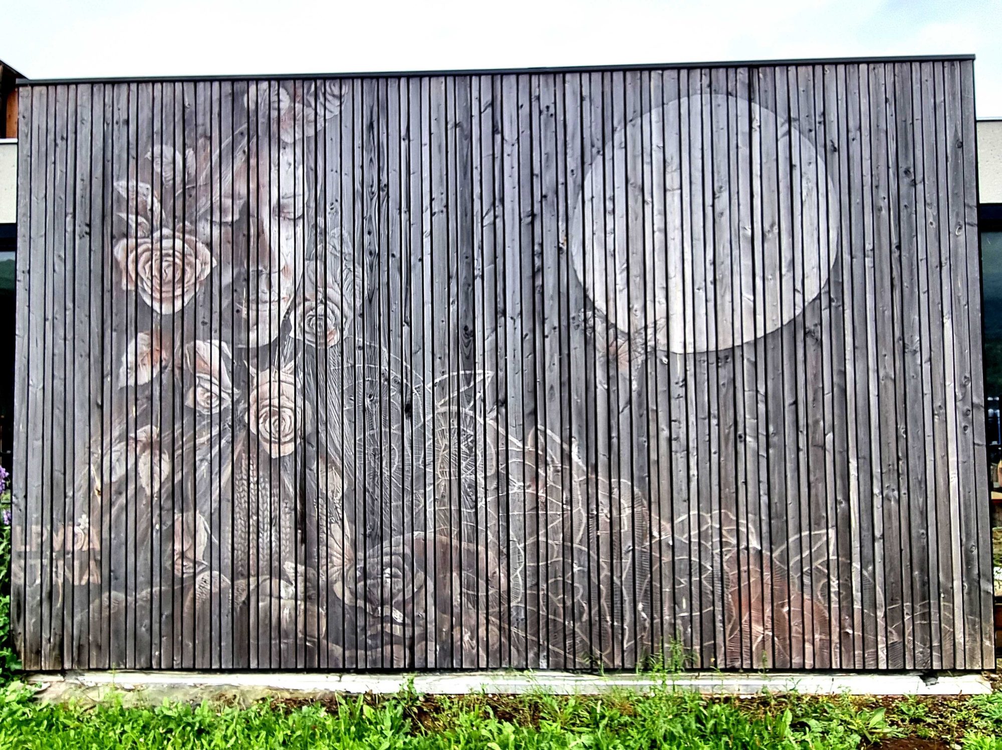 Lune blanche sur bardage de bois — Street art de LPVDA à Le Pont-de-Claix