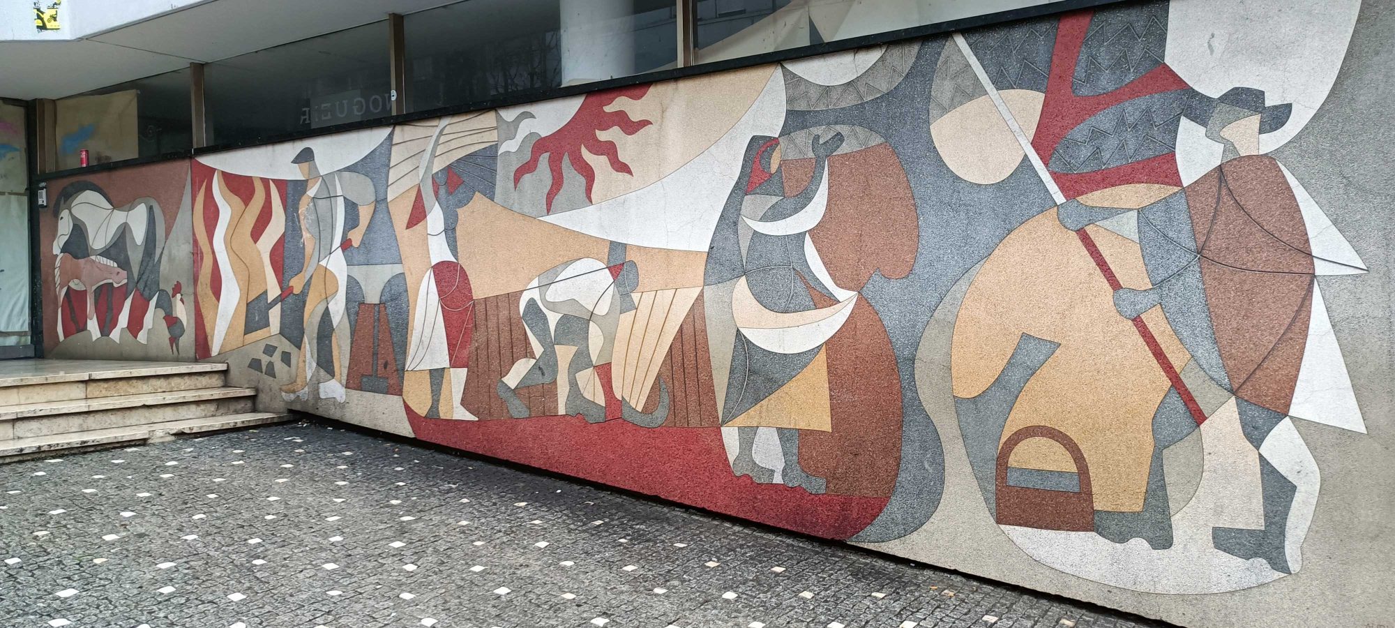 Fresque en sgraffite à Porto — Street art à Porto