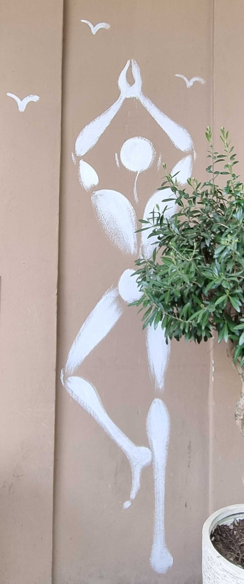 Corps blanc en posture de yoga — Street art de Jerome Mesnager à Vichy