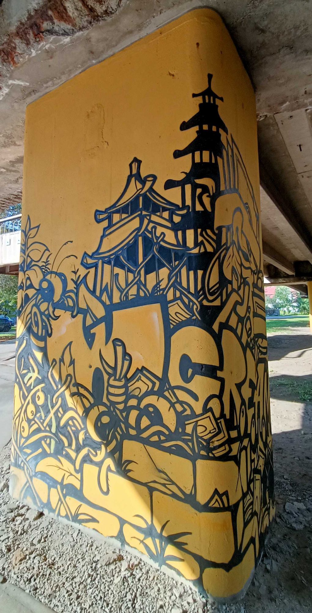 Pagode asiatique en lignes noires sur jaune — Street art à Rīga