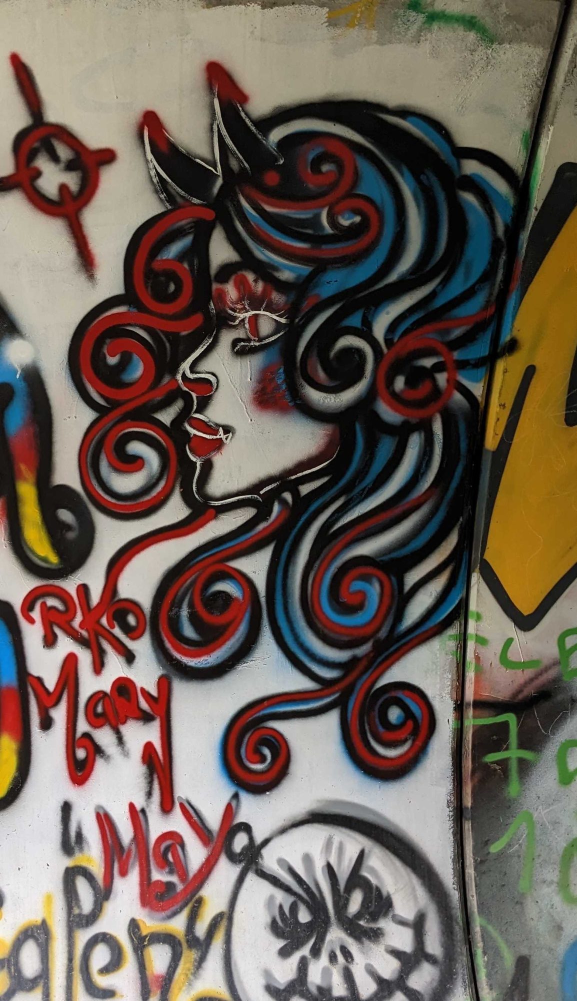 Femme aux spirales rouges et bleues — Street art à Soyons