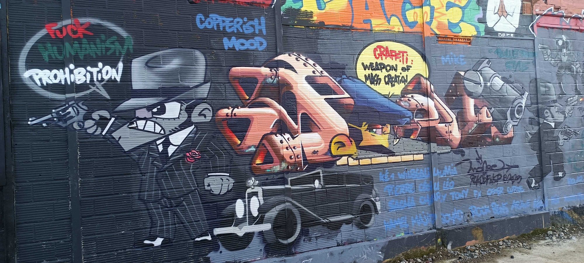 Gangster au pistolet et voiture rétro — Street art à Rennes