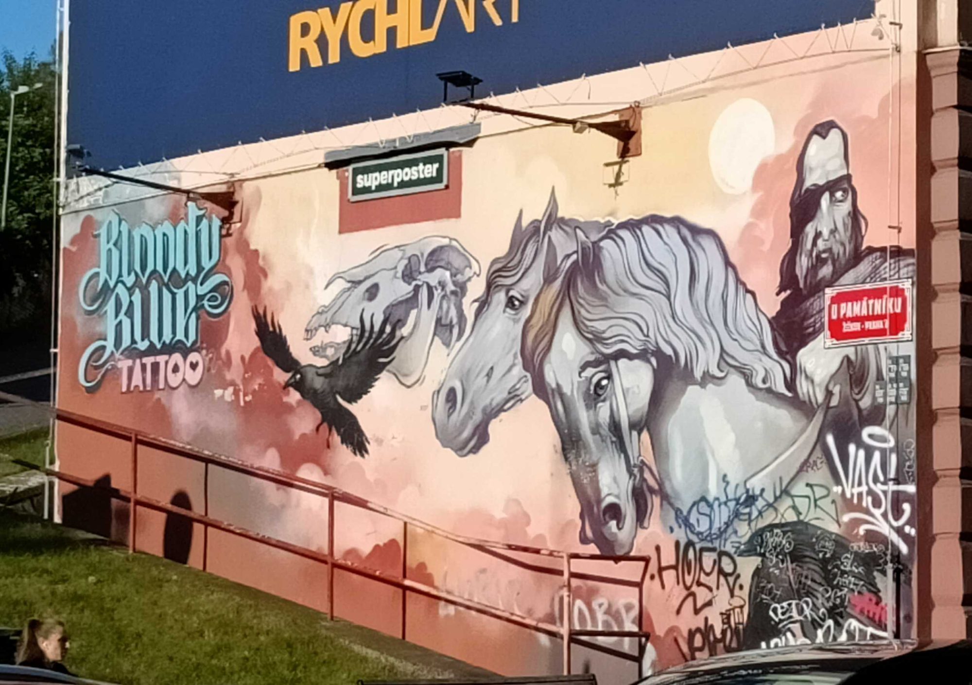 Chevaux et Corbeau — Street art de Nasimo à Prague