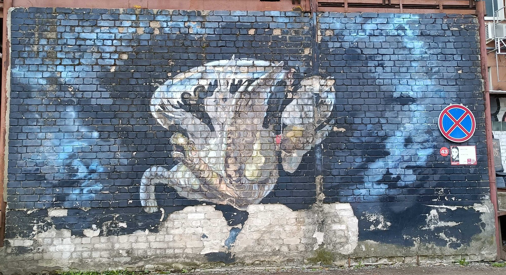 Portraits gris sur fond bleu — Street art de Linas Kaziulionis kart7 à Vilnius