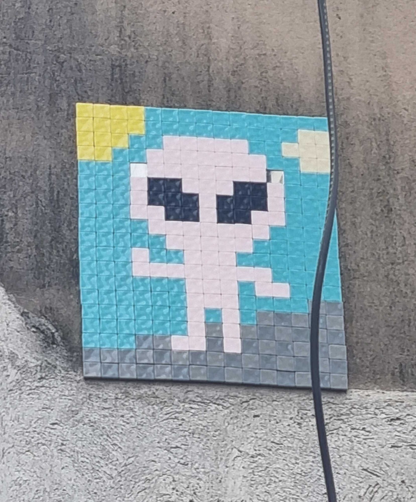 Petit personnage pixélisé par Mr Djoul — Street art de Mr Djoul à Paris
