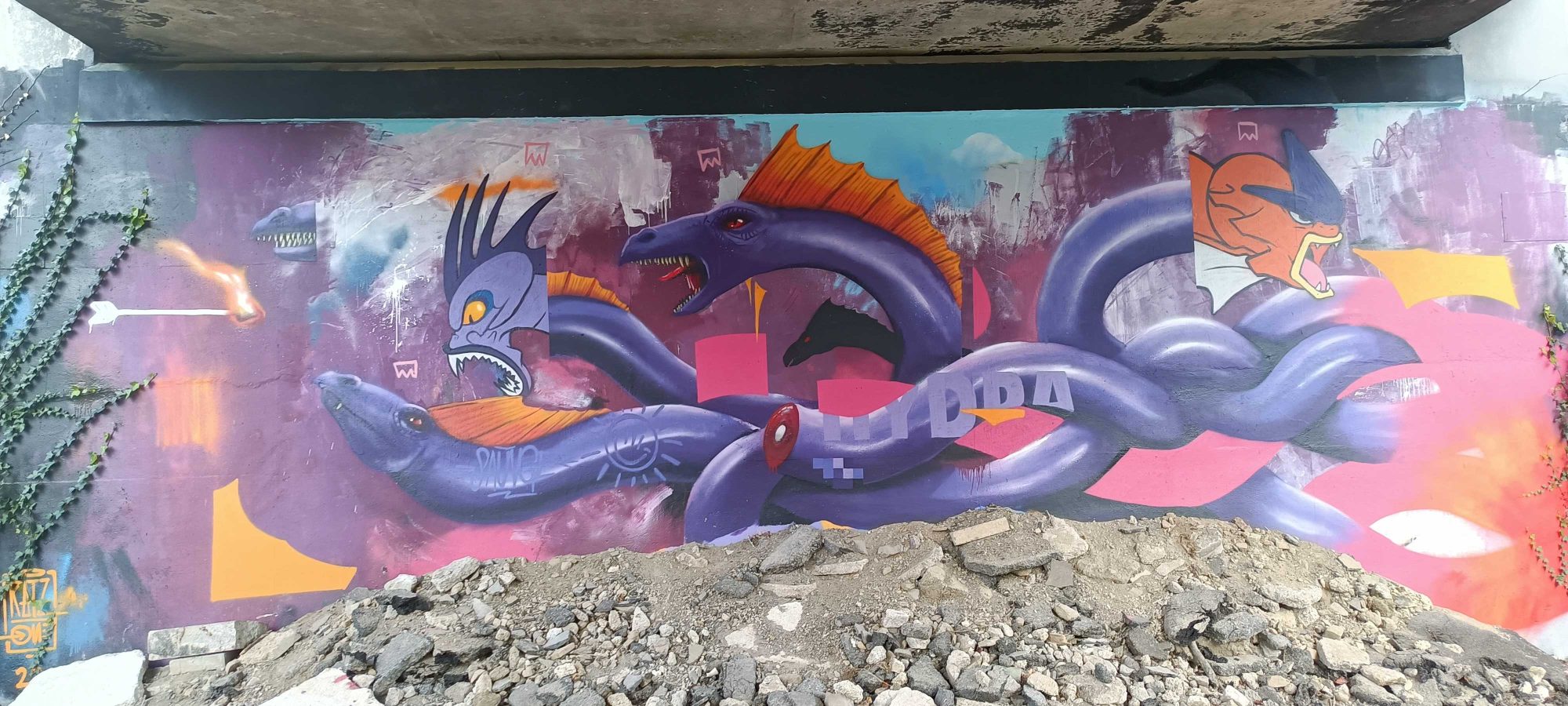Intertwined Dragons by Ratz One — Street art by Ratz One in Nantes