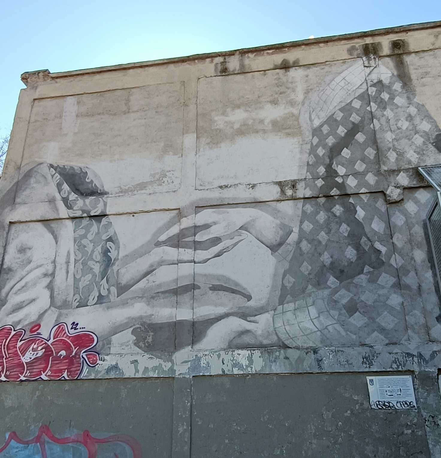 Hyuro, étreinte en noir et blanc — Street art de Hyuro à Madrid