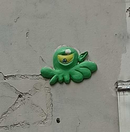 Figurine verte par Gzup à Paris — Street art de Gzup à Paris