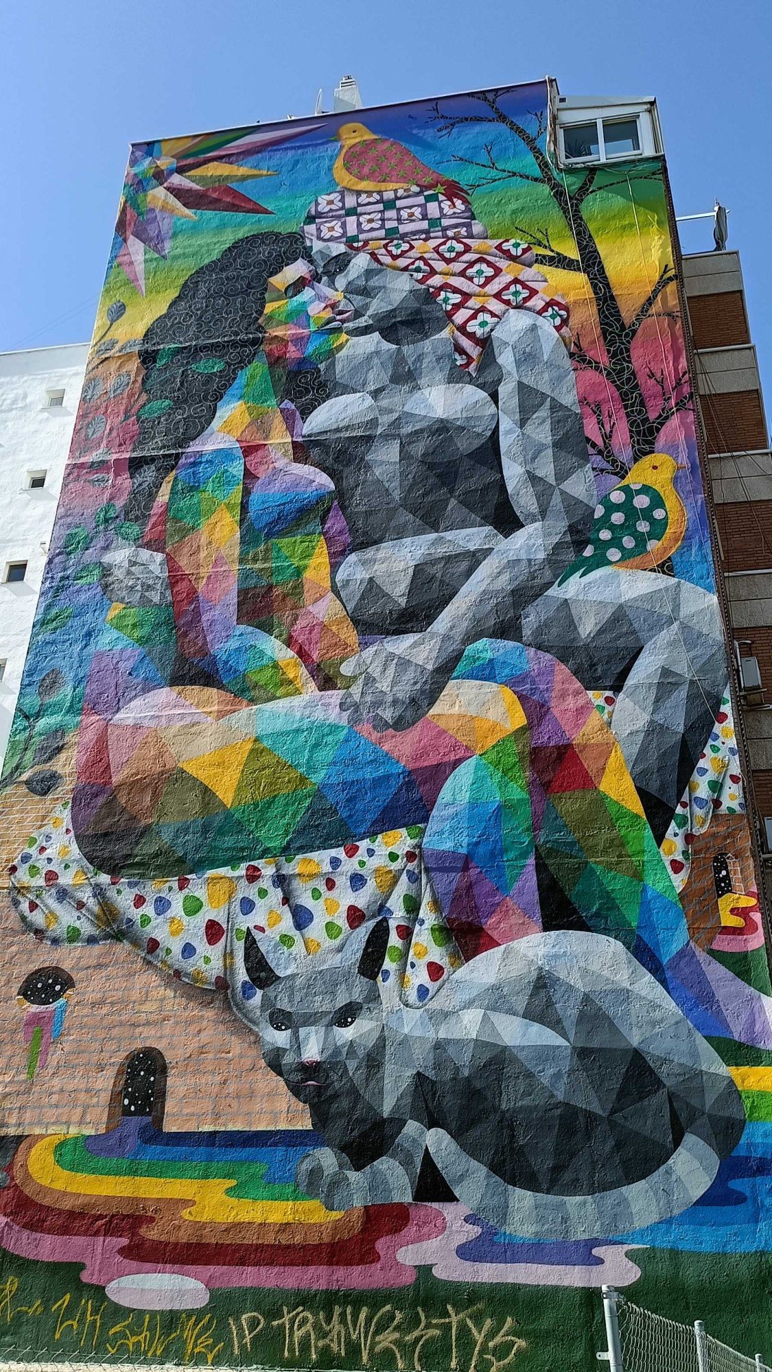 Gorille géométrique monumental par OKUDA — Street art de OKUDA à Madrid