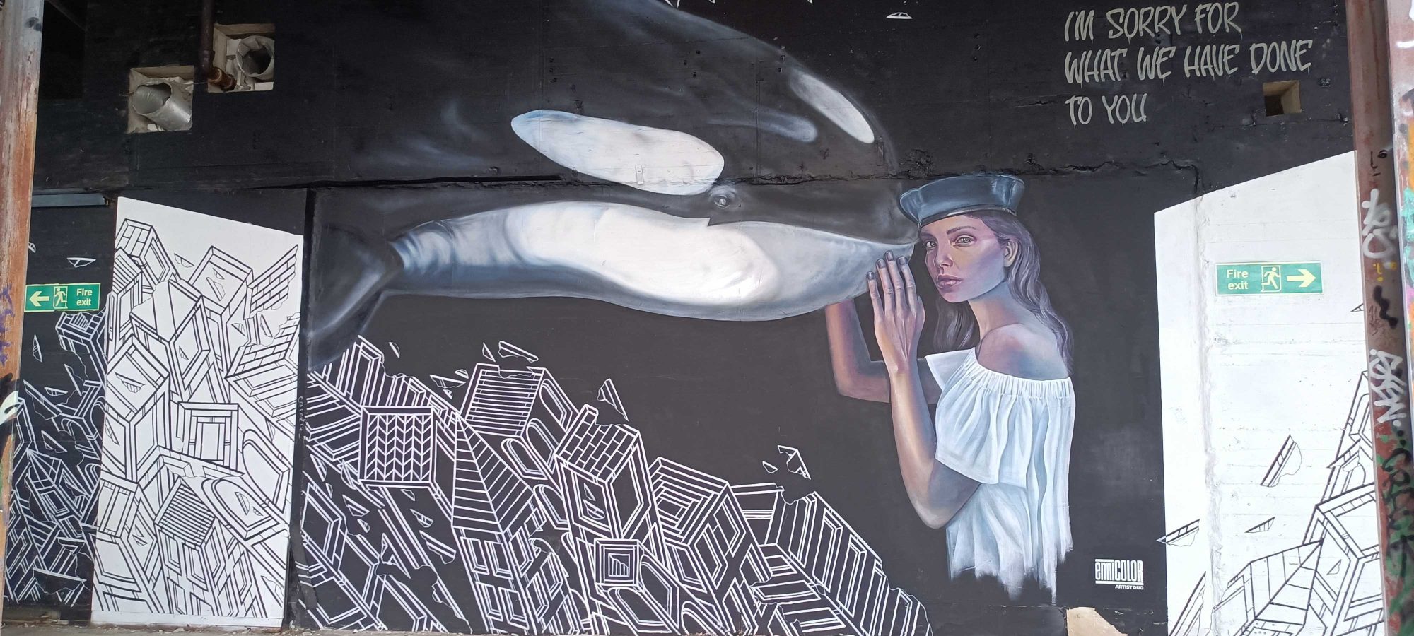 La femme et l'orque, message de pardon — Street art de ENNICOLOR à Berlin