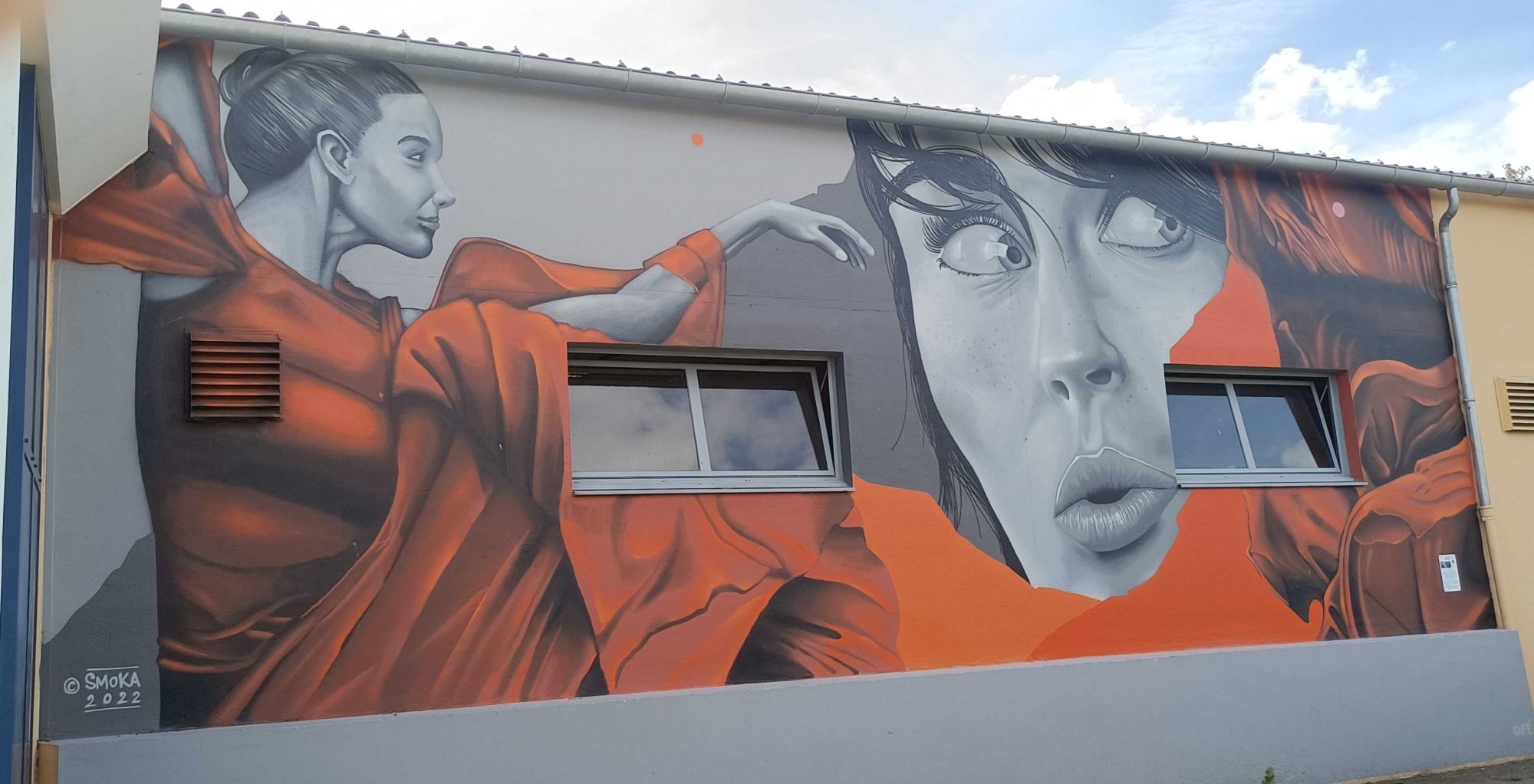 Dualité Féminine en Rouge par Smoka — Street art de Smoka à Vallet