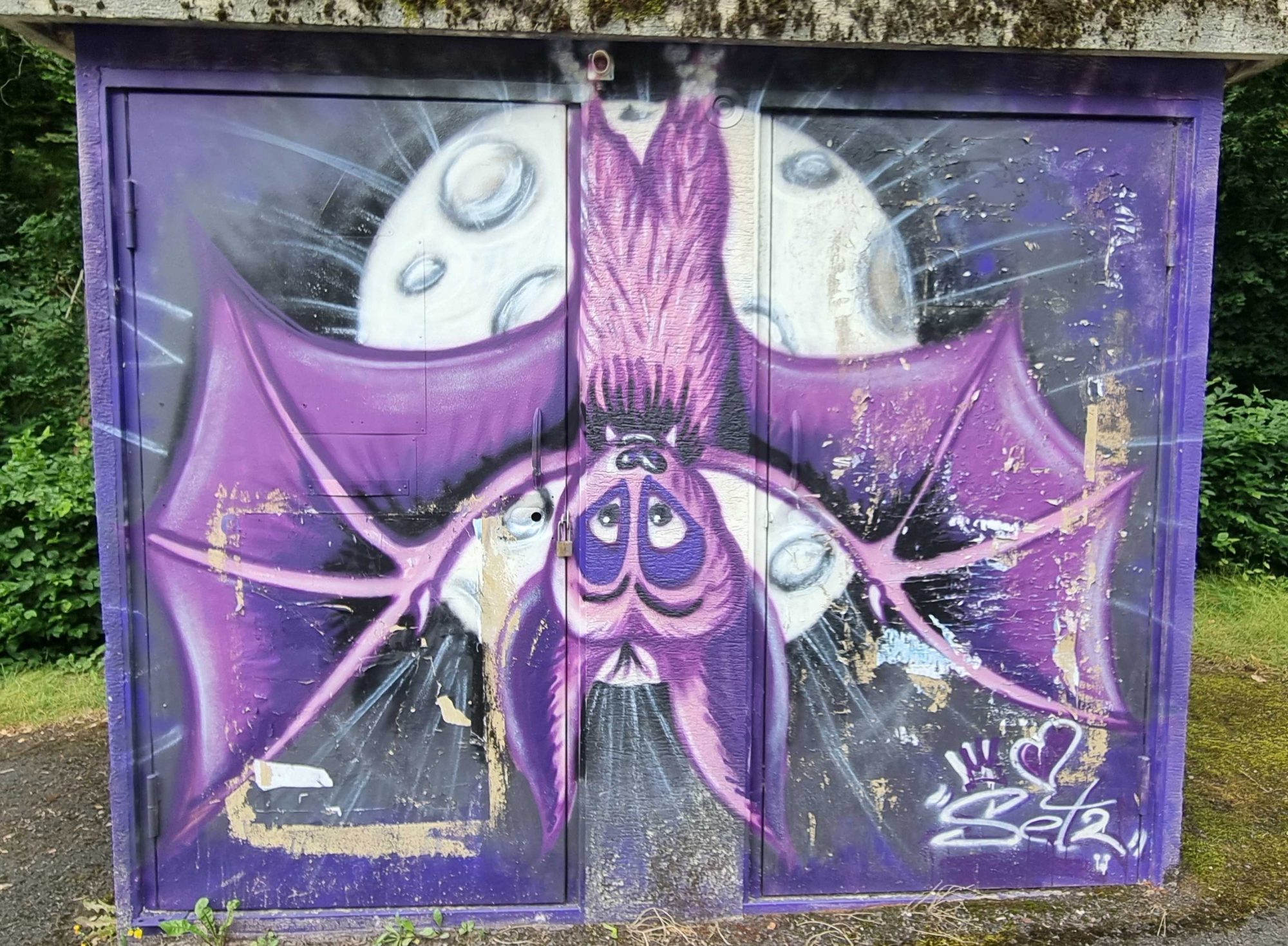Chauve-souris cartoon sur coffret électrique — Street art à Saint-Nectaire