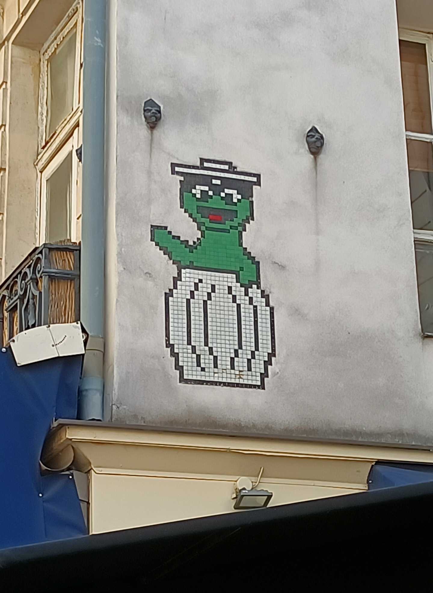 PA_720, Space Invader on Rue de la Ferronnerie — Street art by Invader in Paris