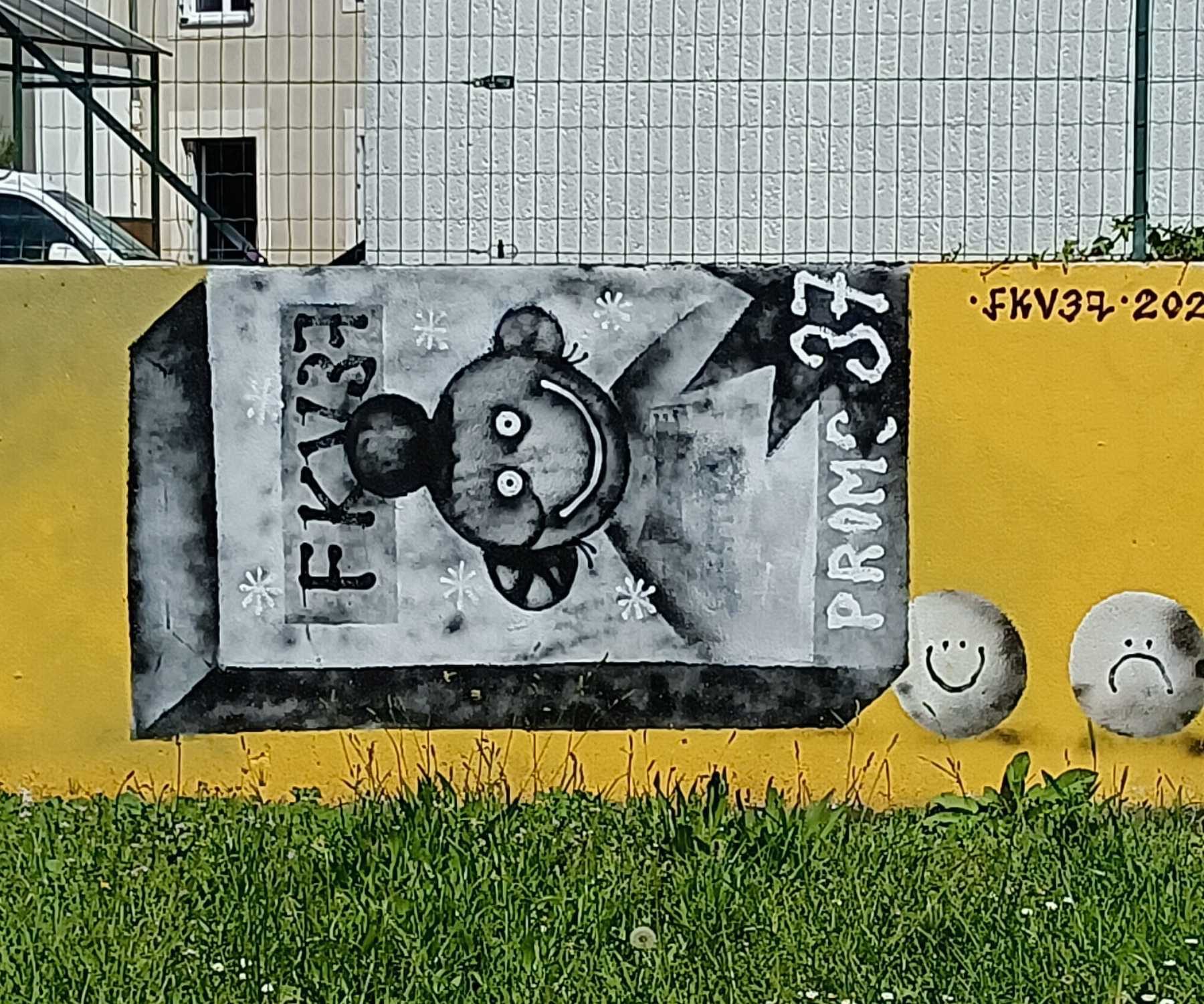 Robot jaune souriant — Street art de fkv37 (FUKOV37) à Nantes