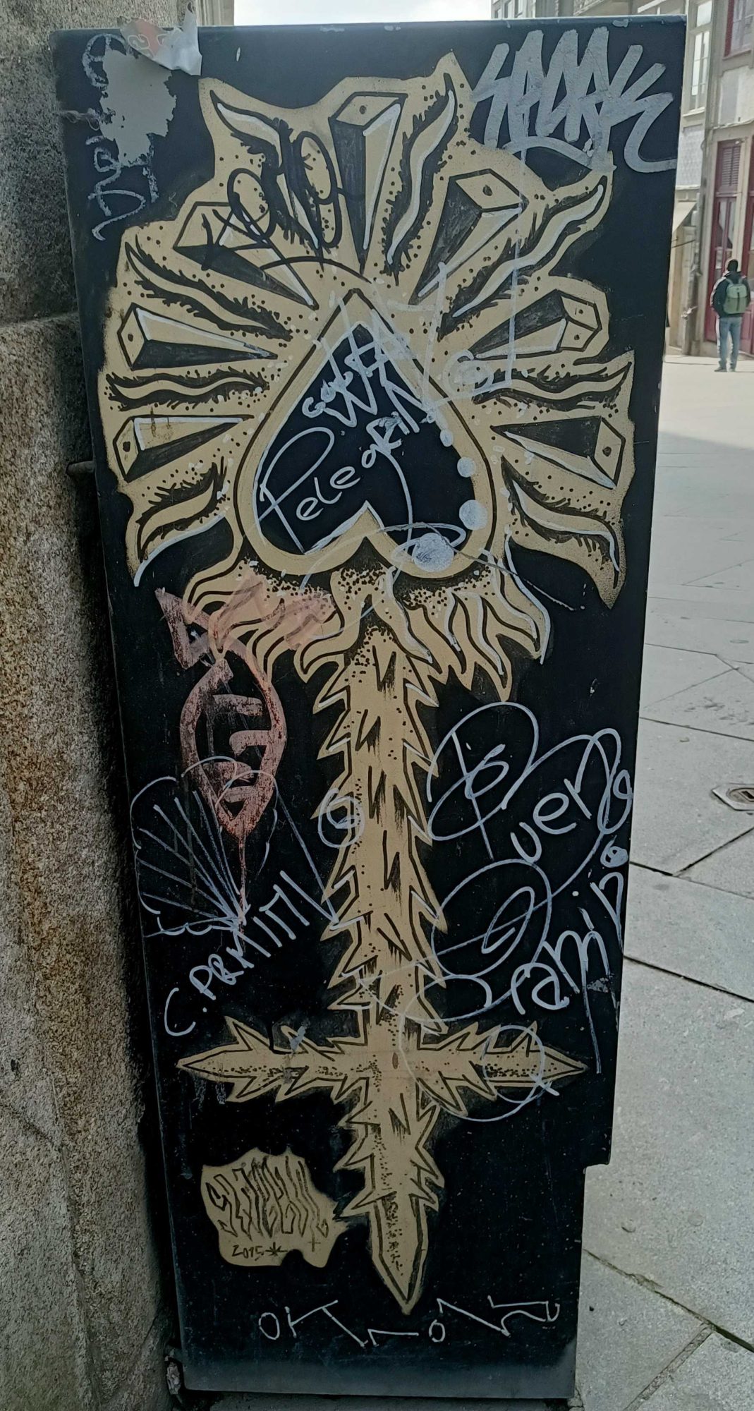 Wild-style doré sur fond noir — Street art à Porto