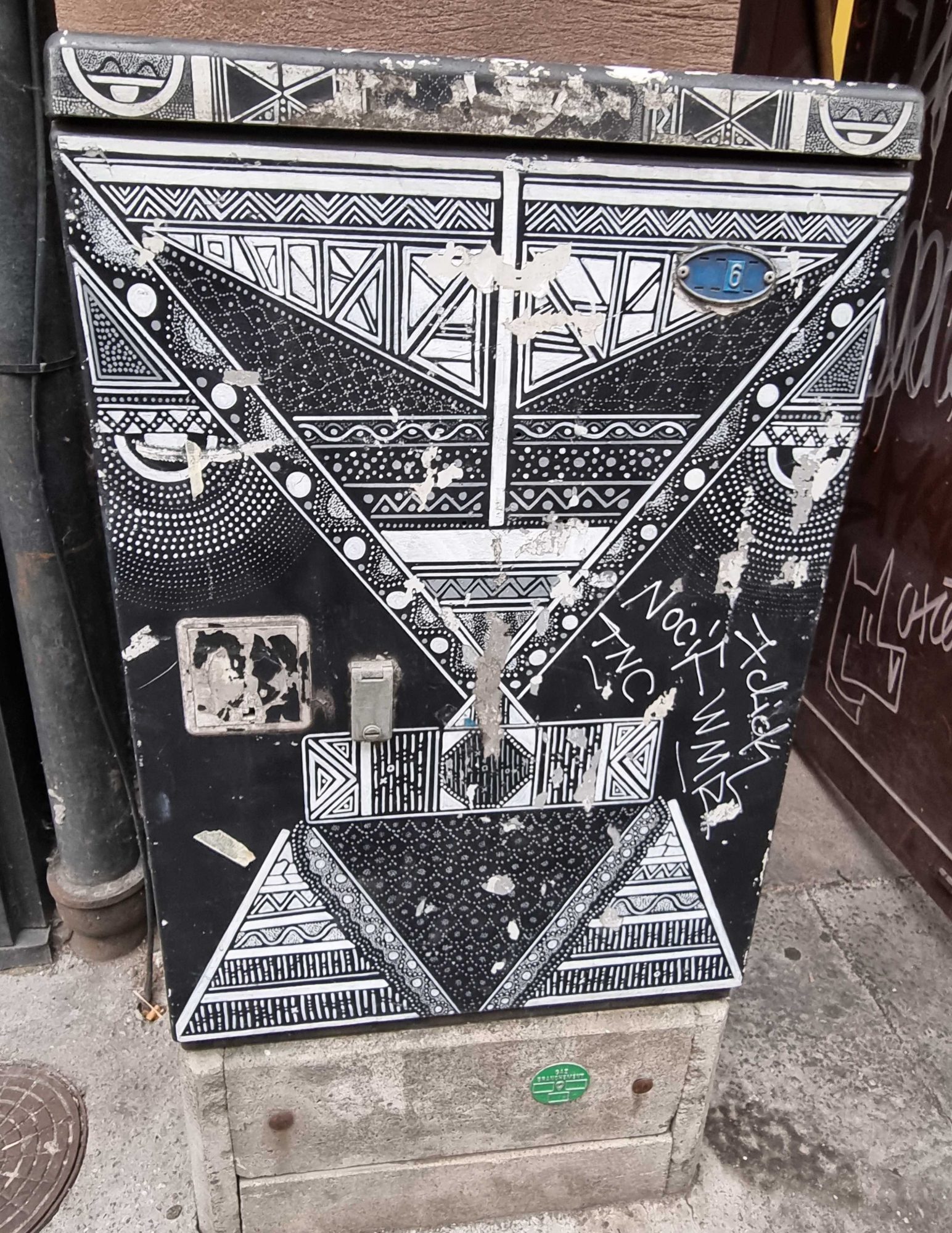 Linear Geometric Patterns — Street art in Strasbourg