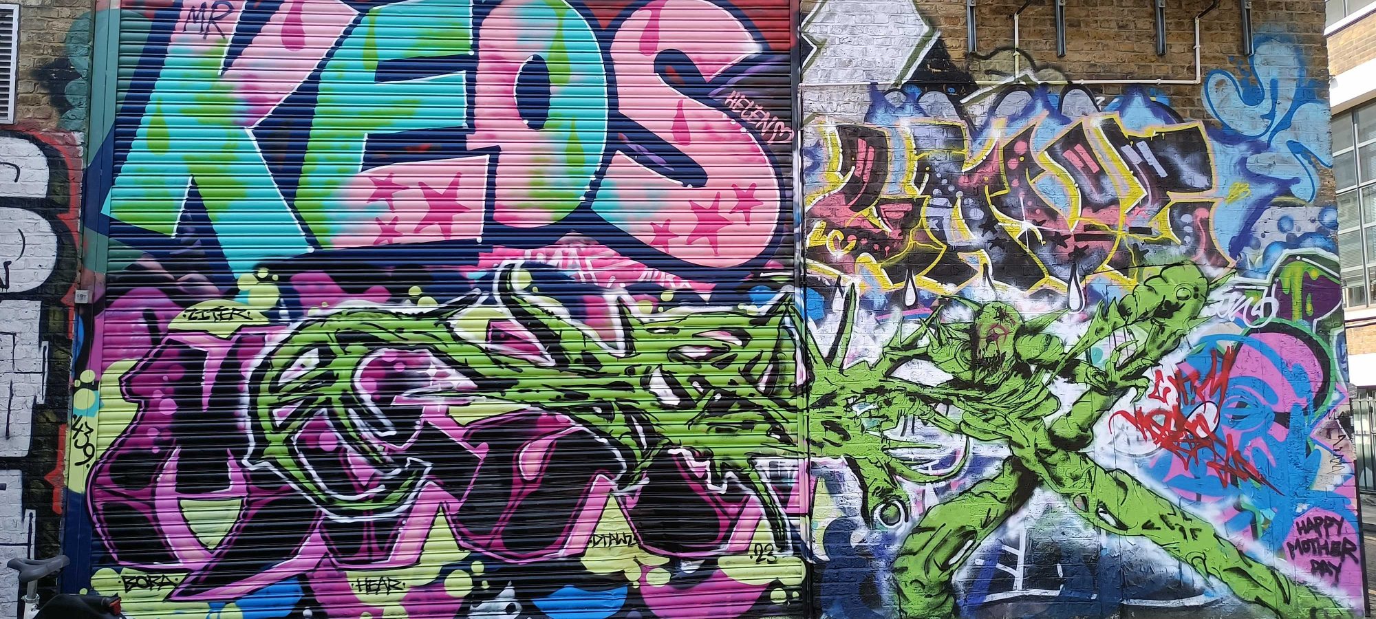 KEOS et lettrage vert acide — Street art à London