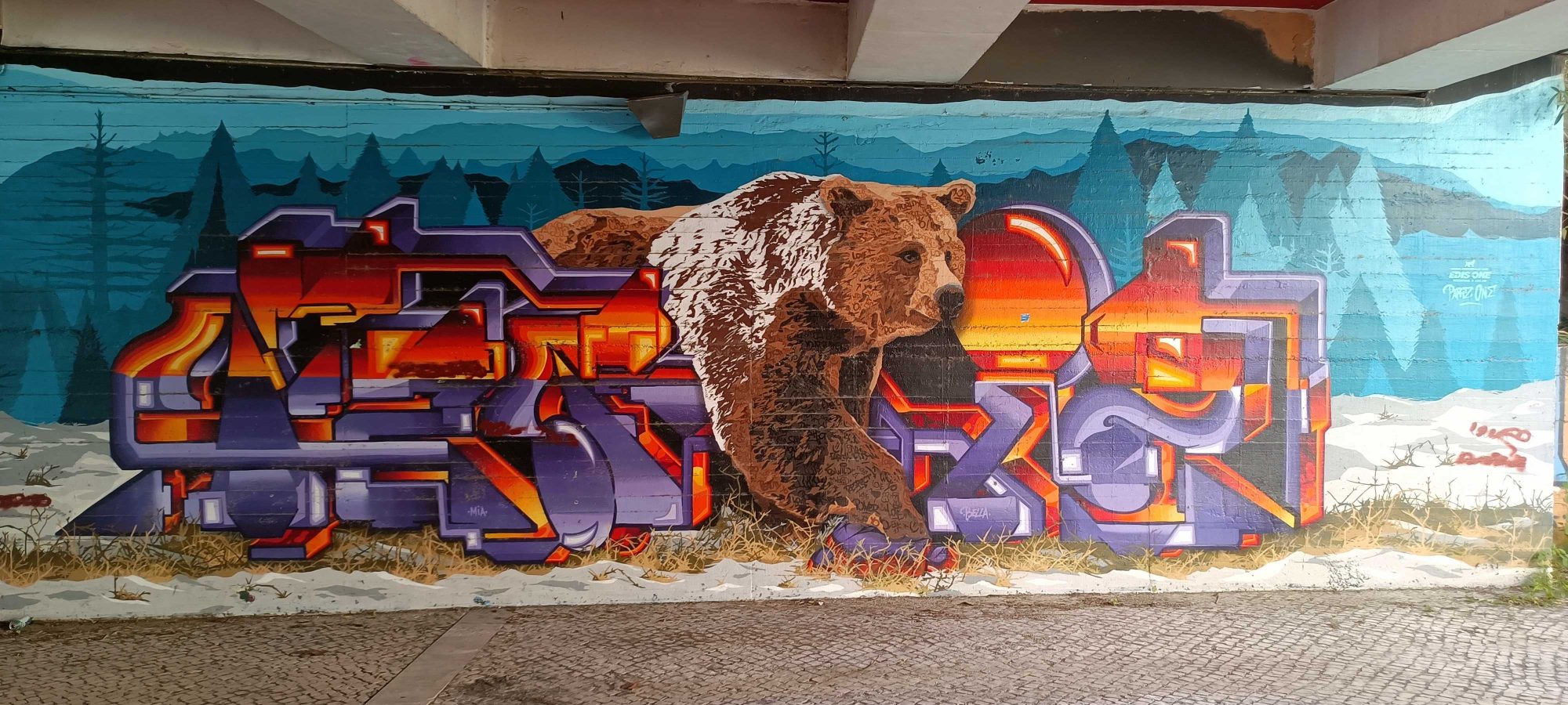 Brown Bear in a Snowy Forest — Street art in Lisboa
