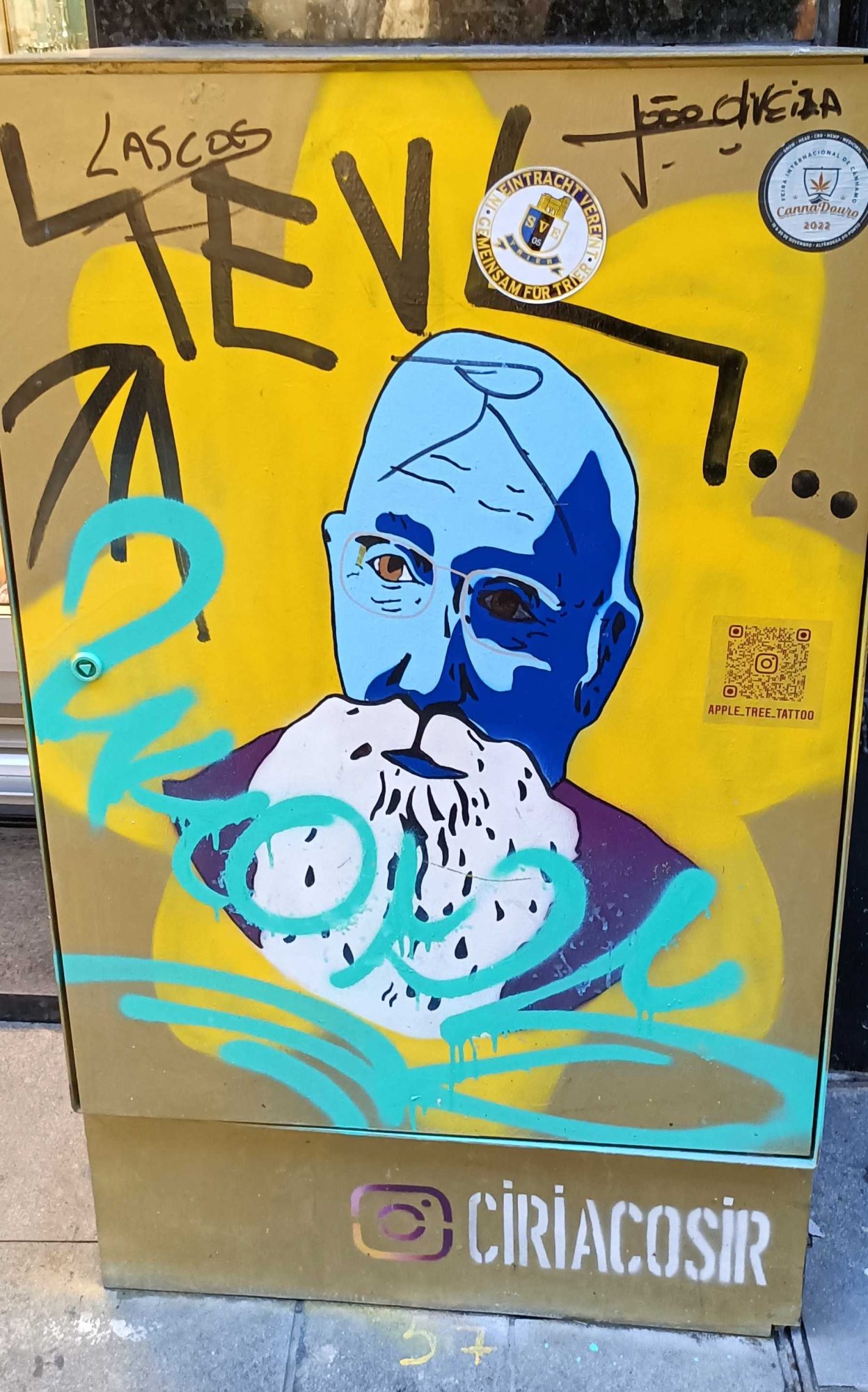 Portrait bleu par Ciriacosir — Street art à Porto