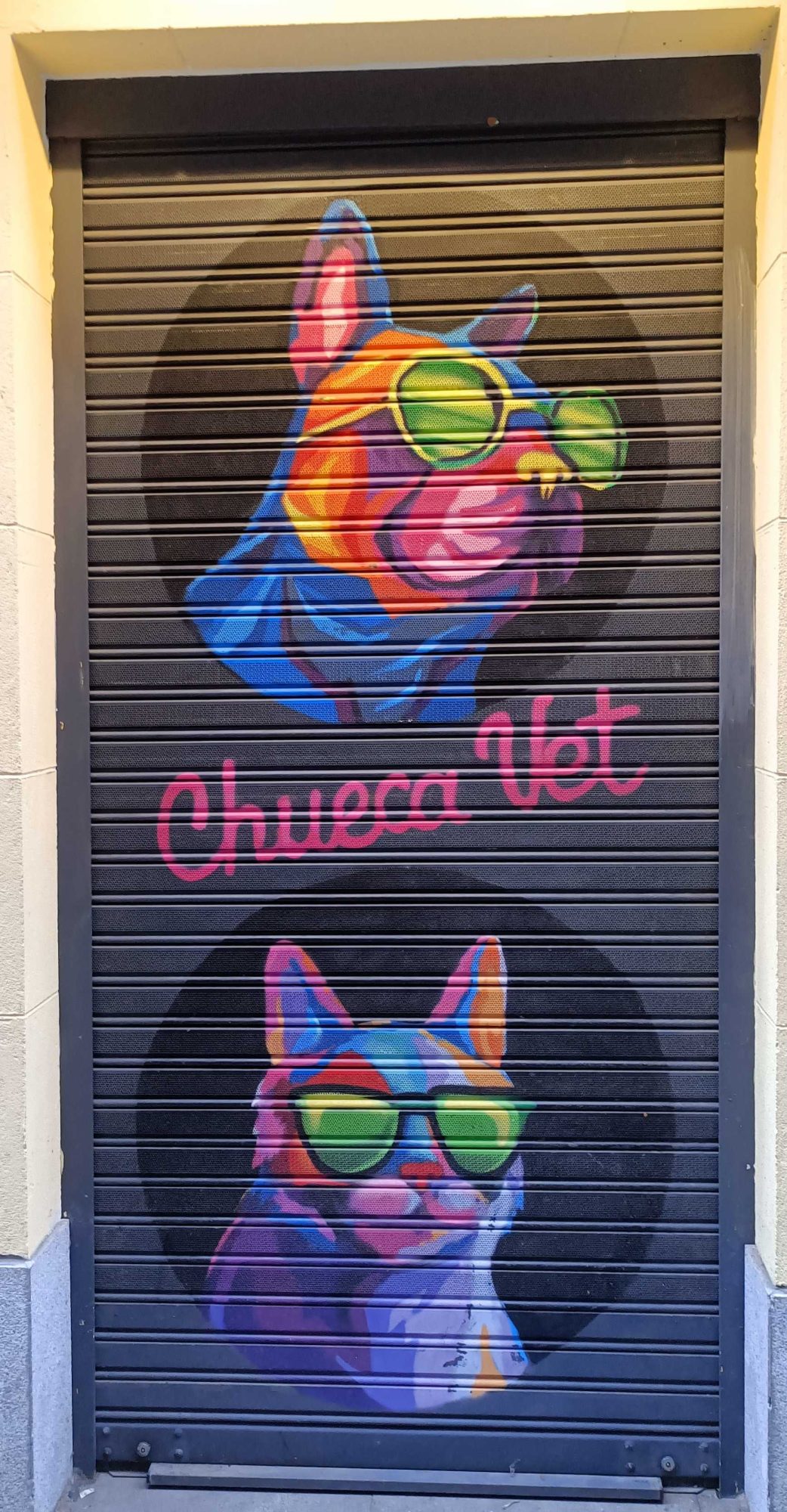 Chiens colorés Chueca Vet — Street art à Madrid