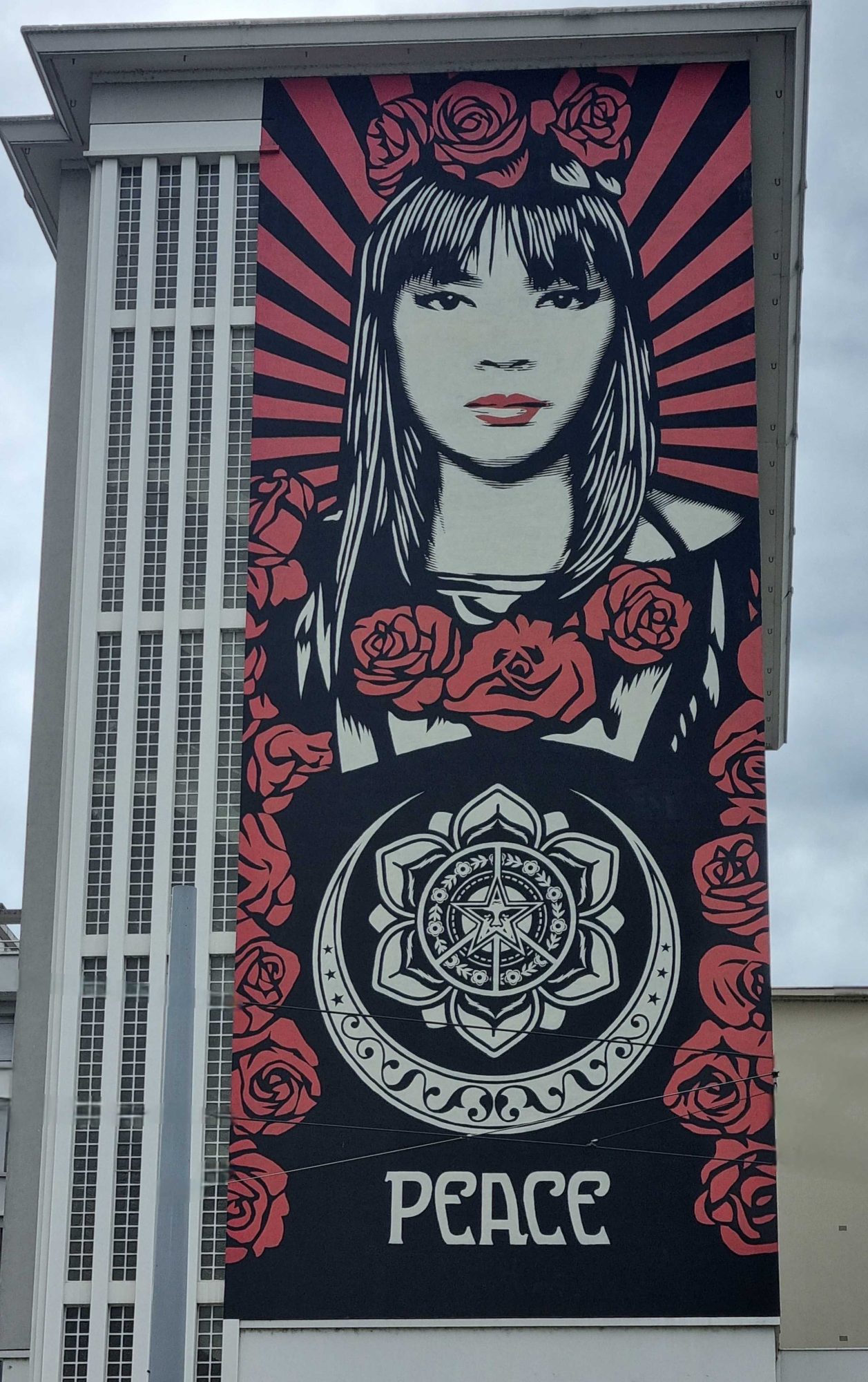 Femme aux roses et message PEACE - Obey — Street art de Obey (Shepard Fairey) à Grenoble