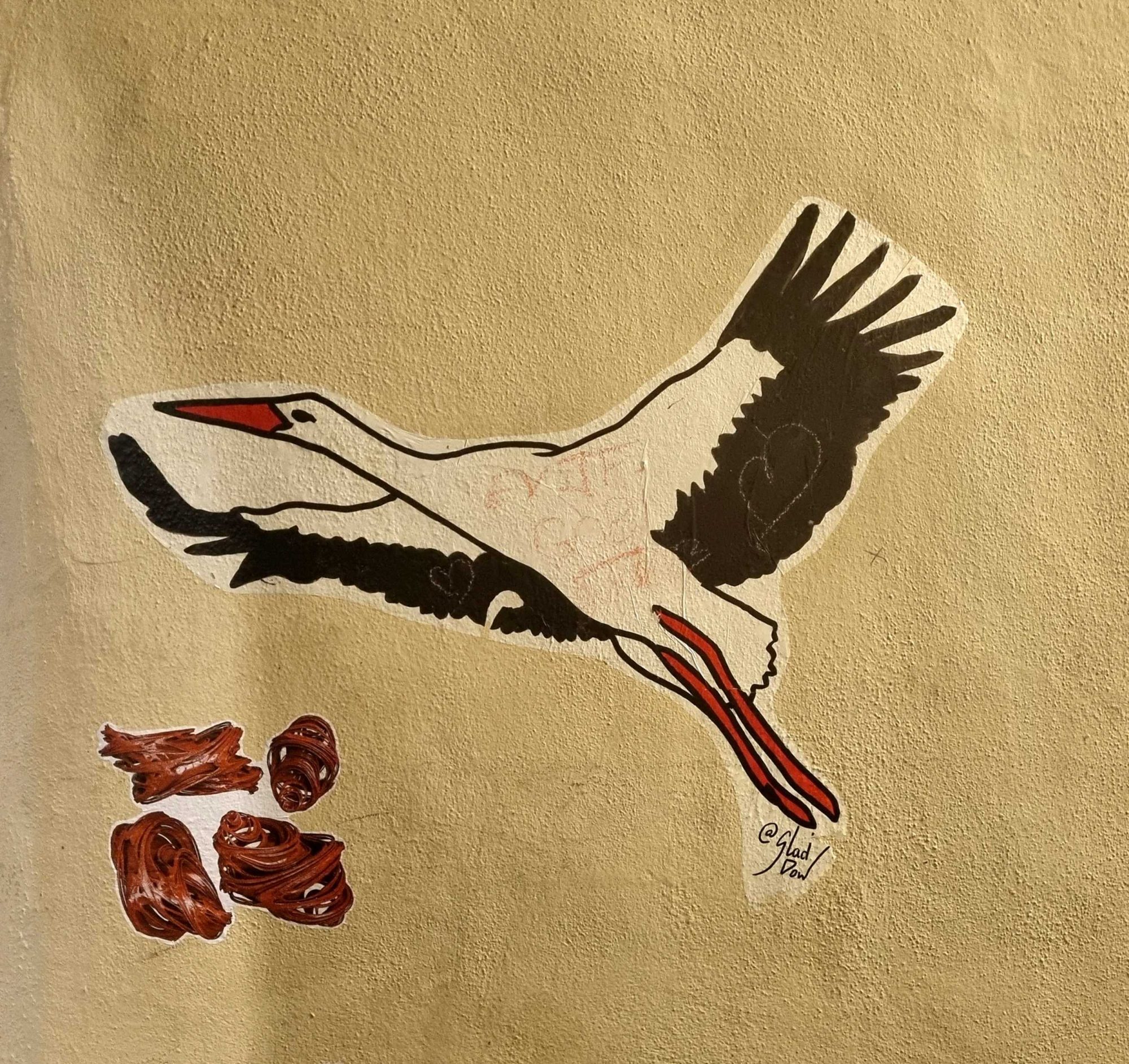 Cigogne et pelotes de vers — Street art à Strasbourg