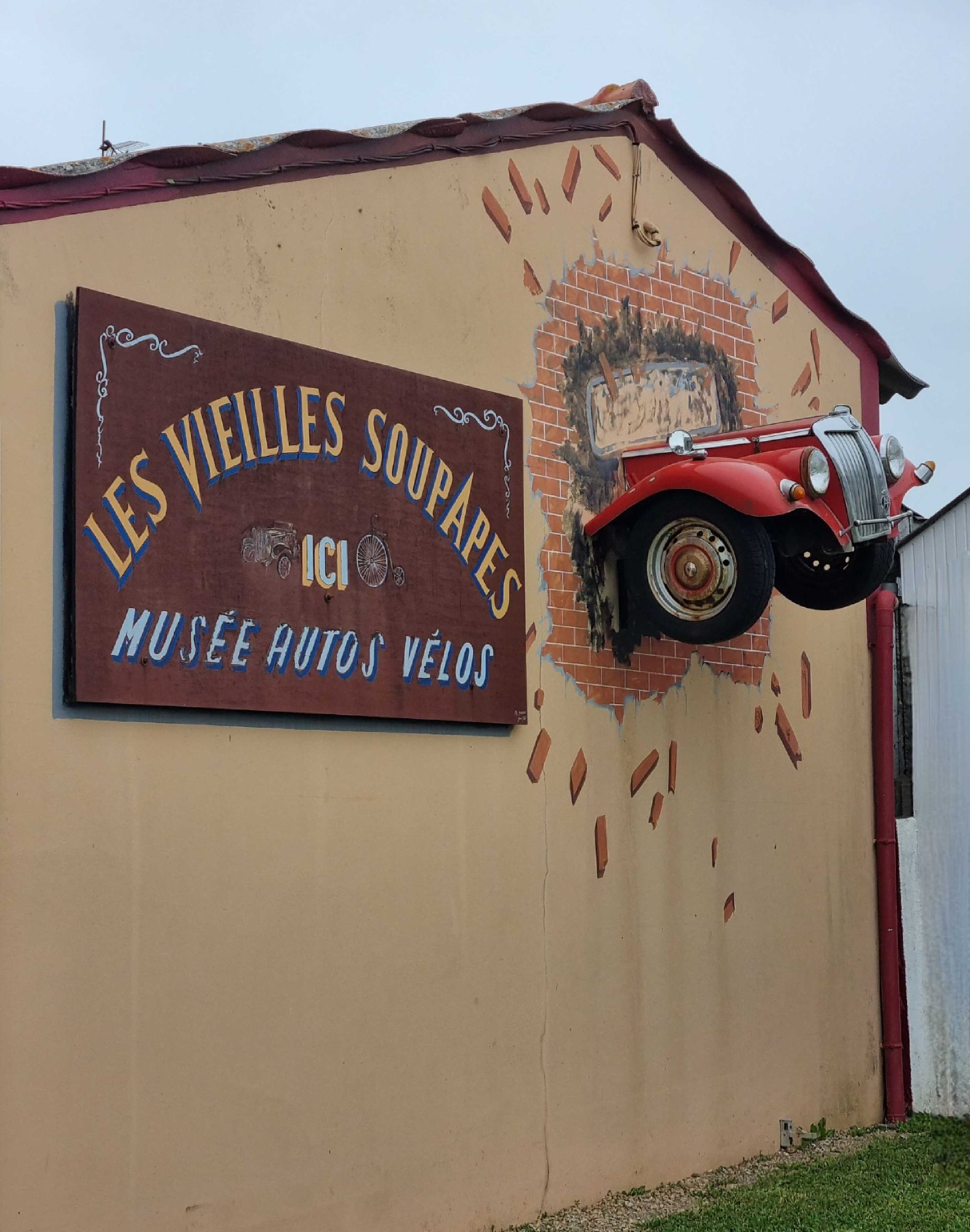 Les vieilles soupapes — Street art à Plougasnou