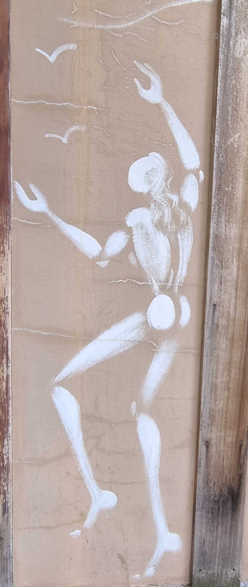 Silhouette blanche dansante avec oiseaux, Mesnager — Street art de Jerome Mesnager à Vichy